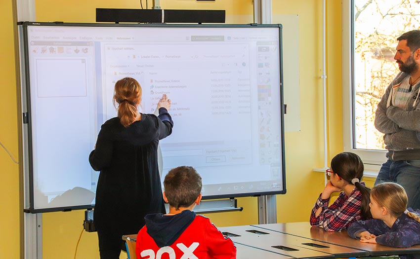 Blick auf Unterricht mit digitaler Tafel