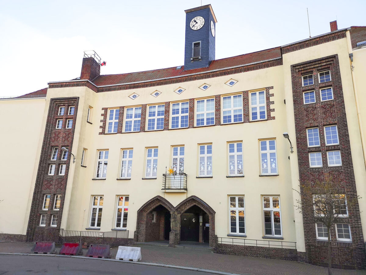 Schulgebäude der Grundschule und Oberschule der DPFA-Regenbogen-Schulen Rabenau mit Eingang.