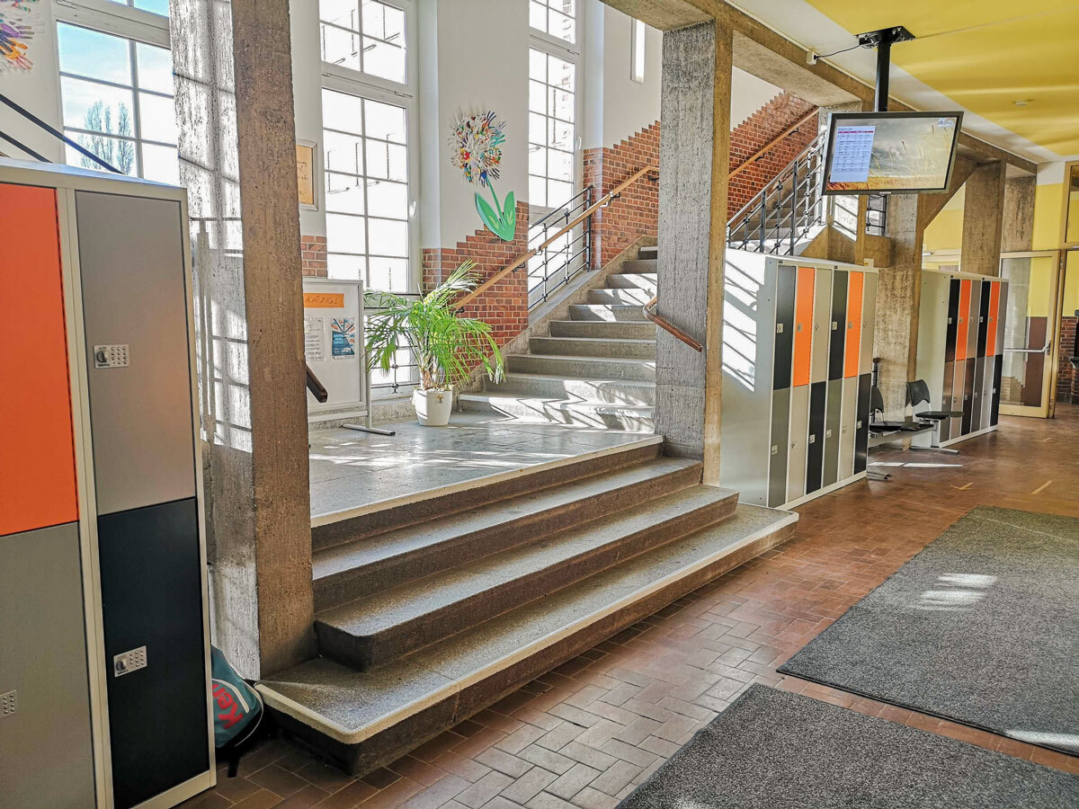 Eingangsbereich, Flur und Zugang zum Treppenhaus der Grundschule und Oberschule der DPFA-Regenbogen-Schulen Rabenau. 