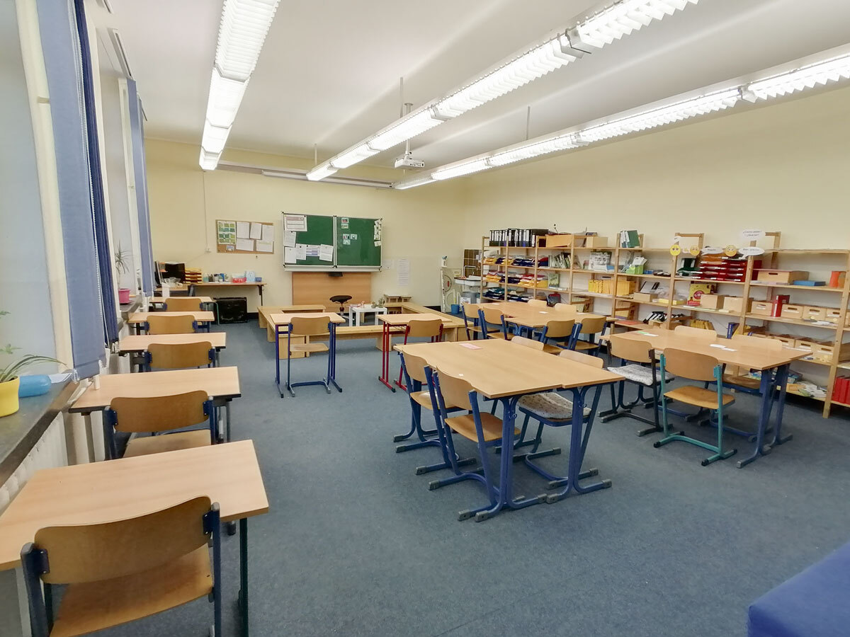Klassenraum mit Material für selbstorganisiertes Lernen in langen Regalen an der Grundschule der DPFA-Regenbogen-Schulen Rabenau.