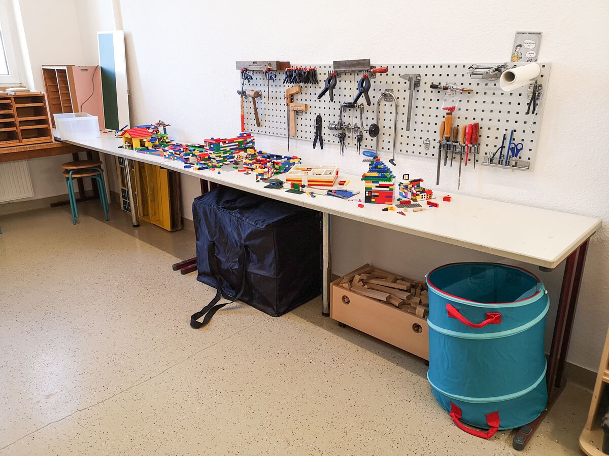 Werkraum mit Werkbank und Baumaterialien in der Grundschule der DPFA-Regenbogen-Schulen Rabenau.