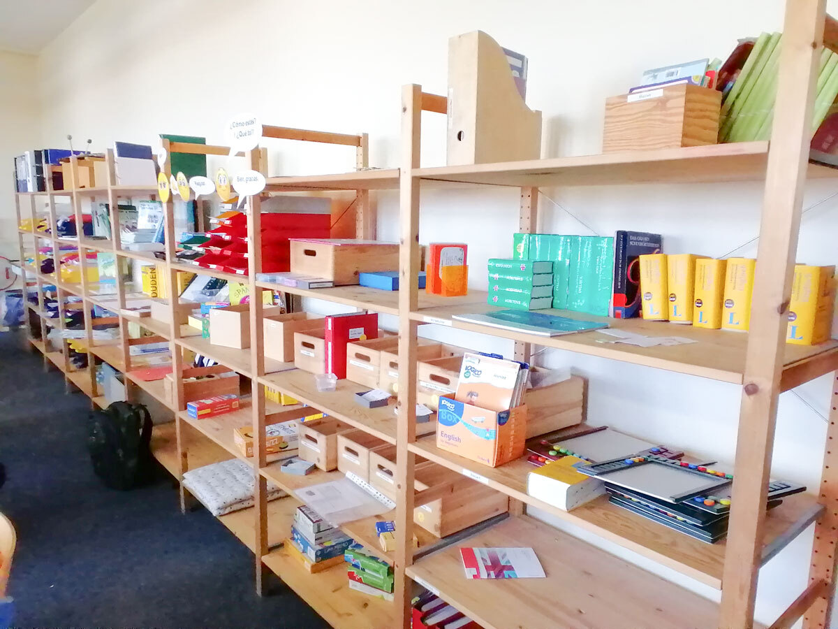 Materialien für selbstorganisiertes Lernen in langen Regalen als Bestandteil der Schule im Aufbruch in Grundschule der DPFA-Regenbogen-Schulen Rabenau.