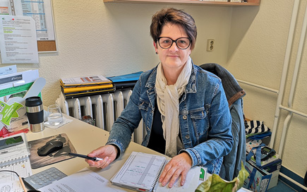 Praxisberaterin Bettina Höhne an ihrem Schreibtisch