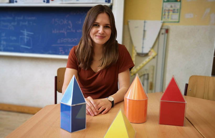 Marie Zweifel mit geometrischen Formen im Lernbüro
