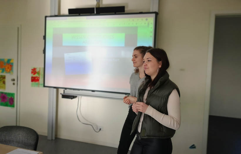 Zwei Schülerinnen vor einer digitalen Tafel