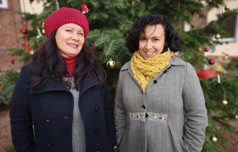 Gisela Grimm und Ana Manyari vor einem Weihnachtsbaum
