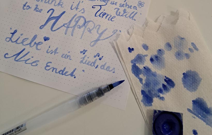 Schriftprobe mit blauer Tinte und Kalligrafie-Pinsel