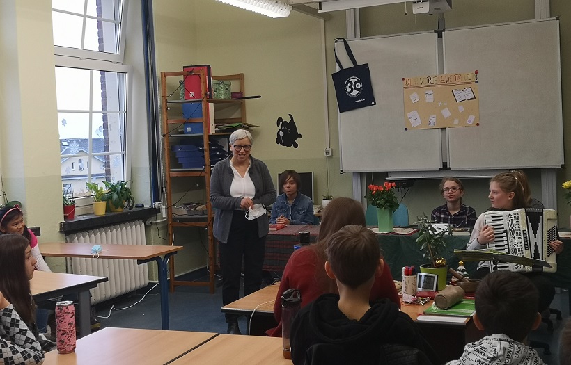 Schulleiterin Irina Pistorius eröffnete den Vorlesewettbewerb 2020 in der sechsten Klasse. Foto: Isabel Eger / DPFA Rabenau